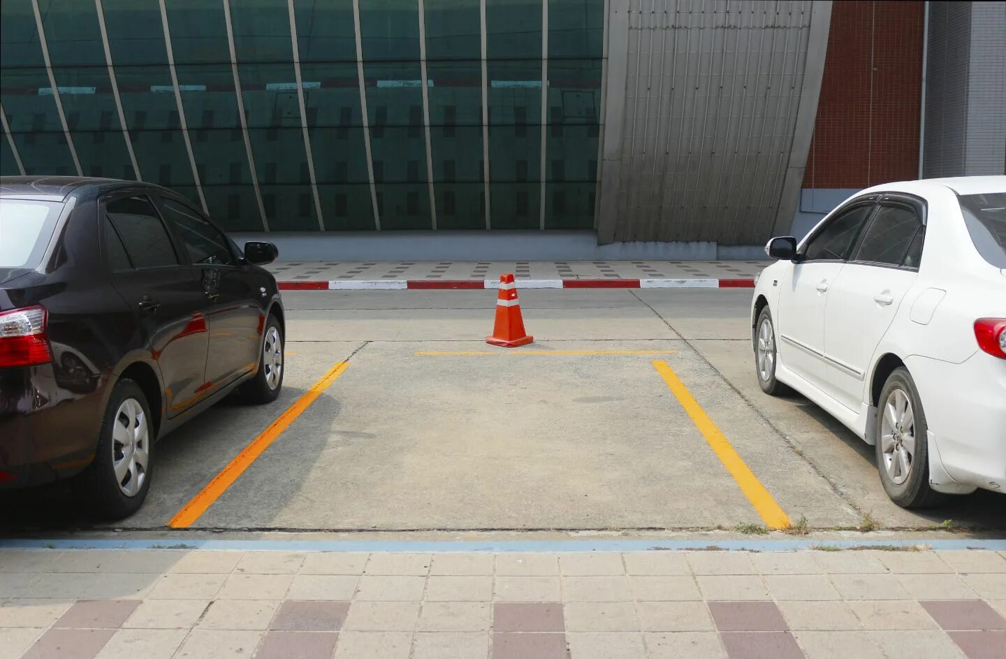 Автомобиль в паркинге. Подземный паркинг. Красивая подземная парковка. Car parking space. Car parking space.