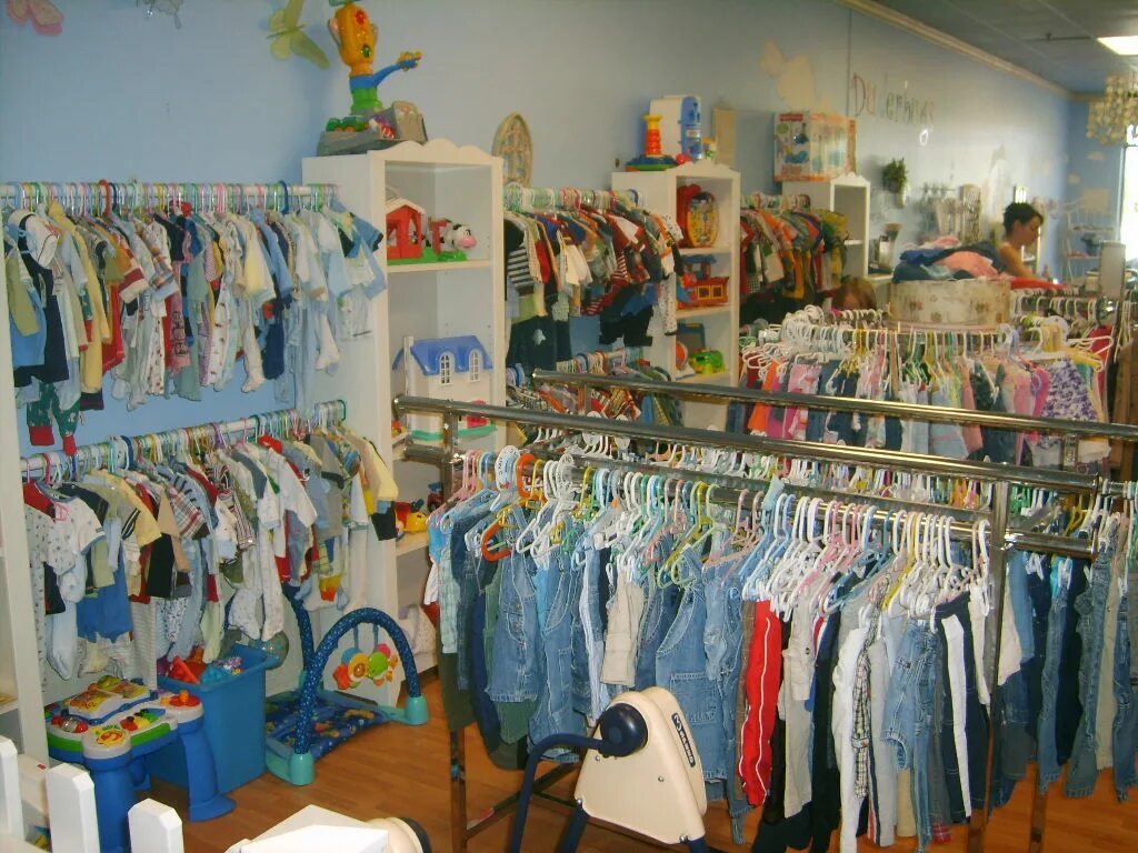 Комиссионный магазин одежды и обуви. Детские вещи. Оборудование для детского магазина. Оформление детского магазина. Маленький отдел детской одежды.