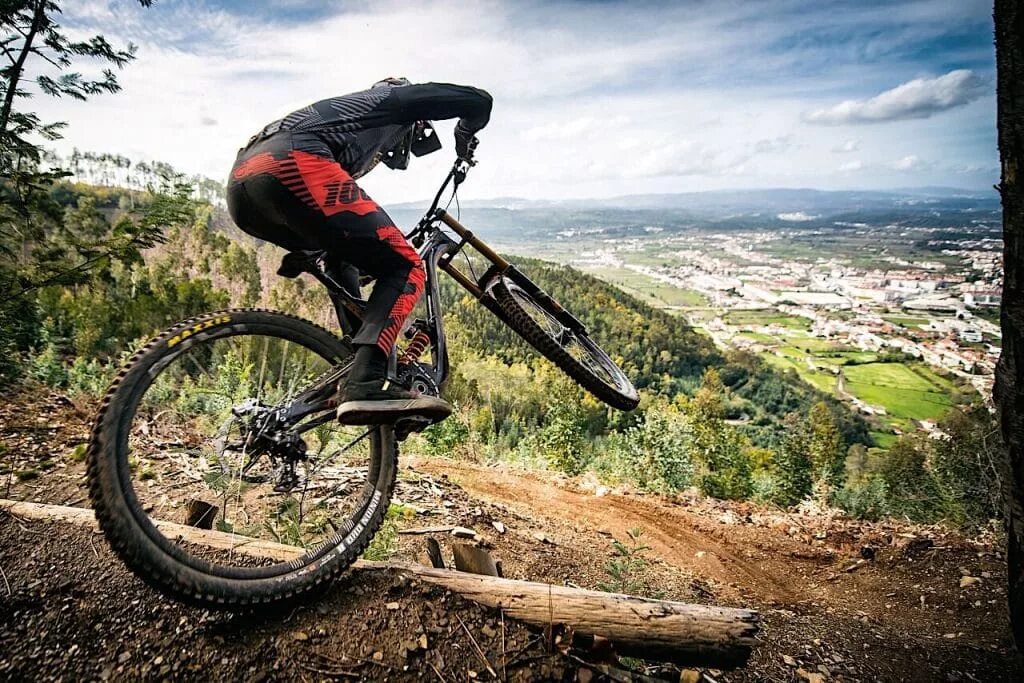 МТБ маунтинбайк. МТБ даунхилл. Горный MTB giant гонщик. МТБ райдеры. Downhill перевод