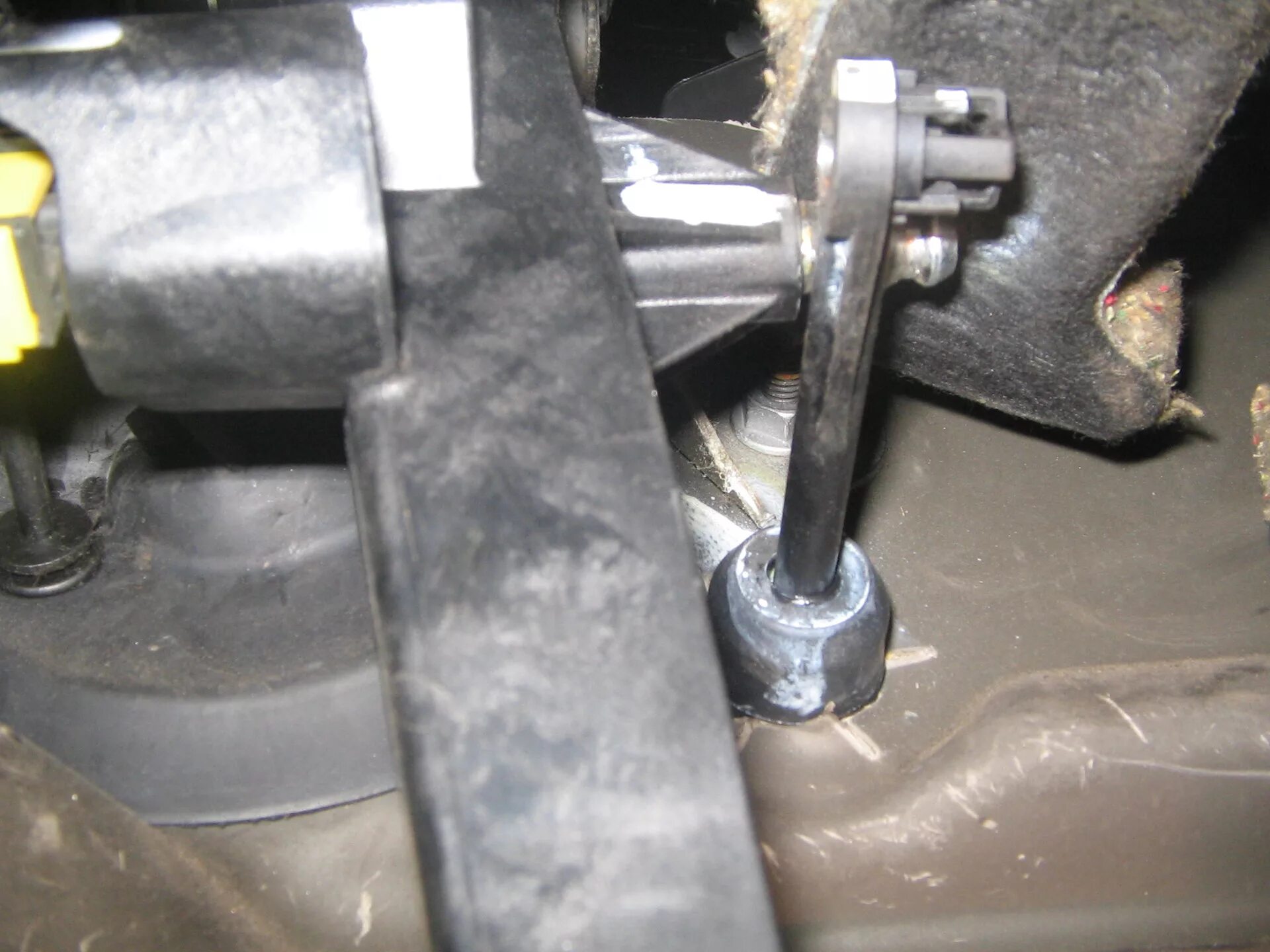 Шток педали сцепления форд фокус 2. Выжимной цилиндр сцепления ваз 2106. Шток сцепления ларгус. Шток педали сцепления форд фокус 1. Рабочий цилиндр сцепления ваз 2107.