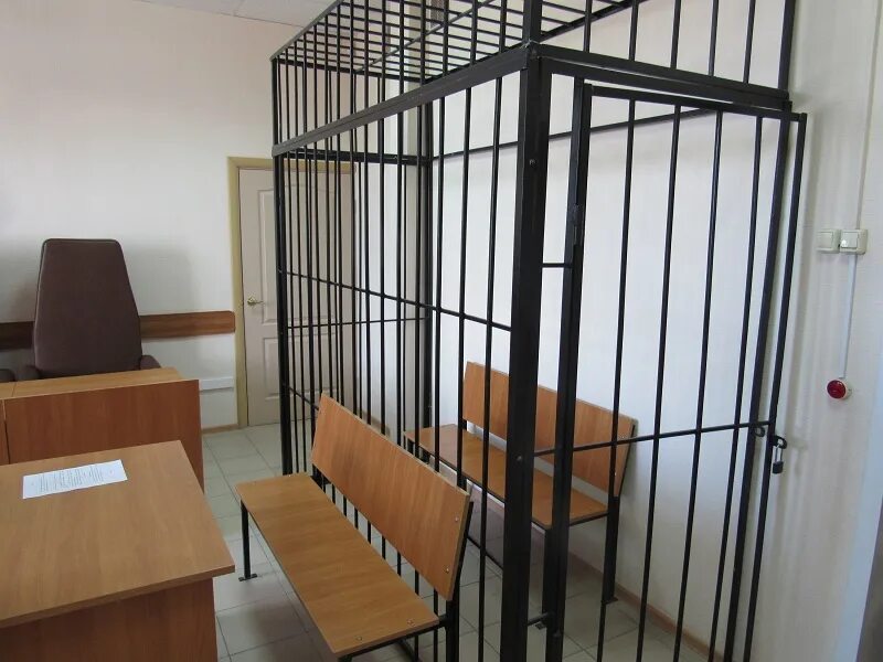 Скамейка подсудимых. Скамья подсудимых. Скамья подсудимых. Скамья в суде. Клетка в суде.