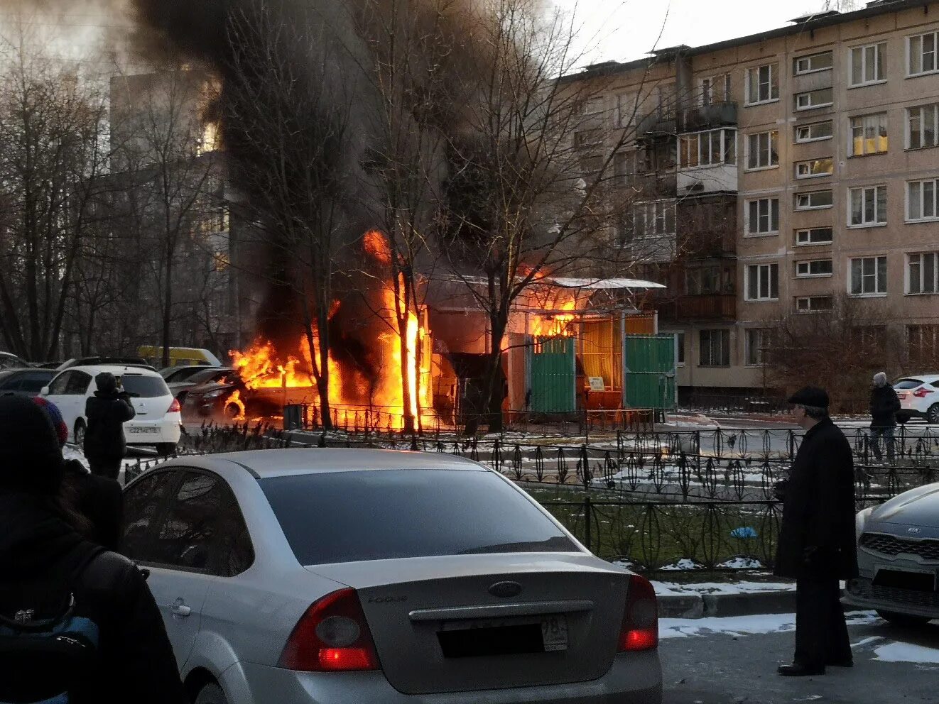 Петербург чп новости. Огонь во дворе. Пожар в Купчино. Пожар во дворе.