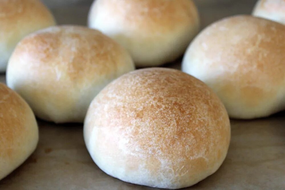 булки без молока. из пшеничной муки булочки. булочки без яиц. булочка кефирная. булочки из дрожжевого теста без яиц.