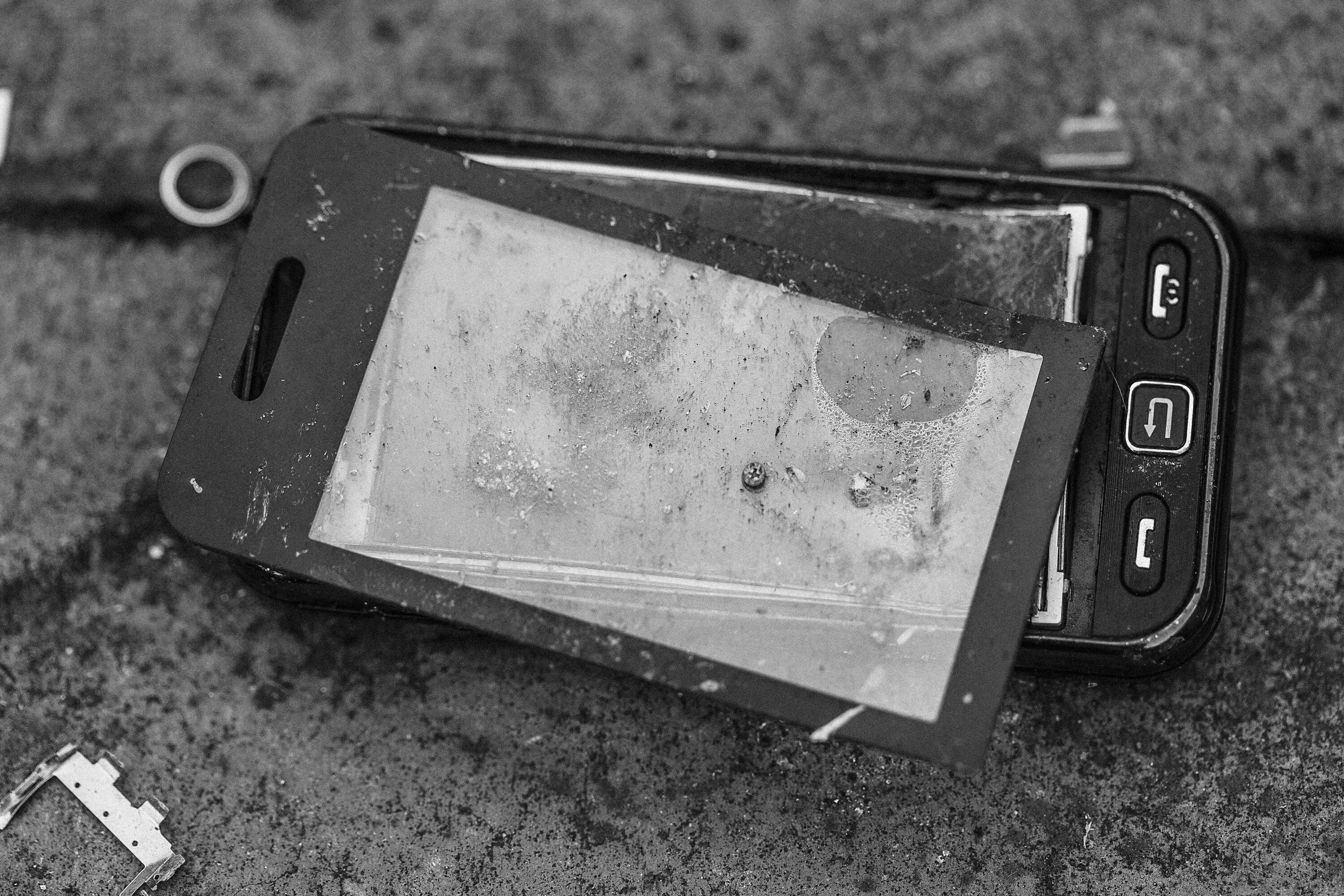 Broken smart. Неисправный телефон. Разбитый айфон 7 плюс. Сломанный мобильник. Разбитый телефон.