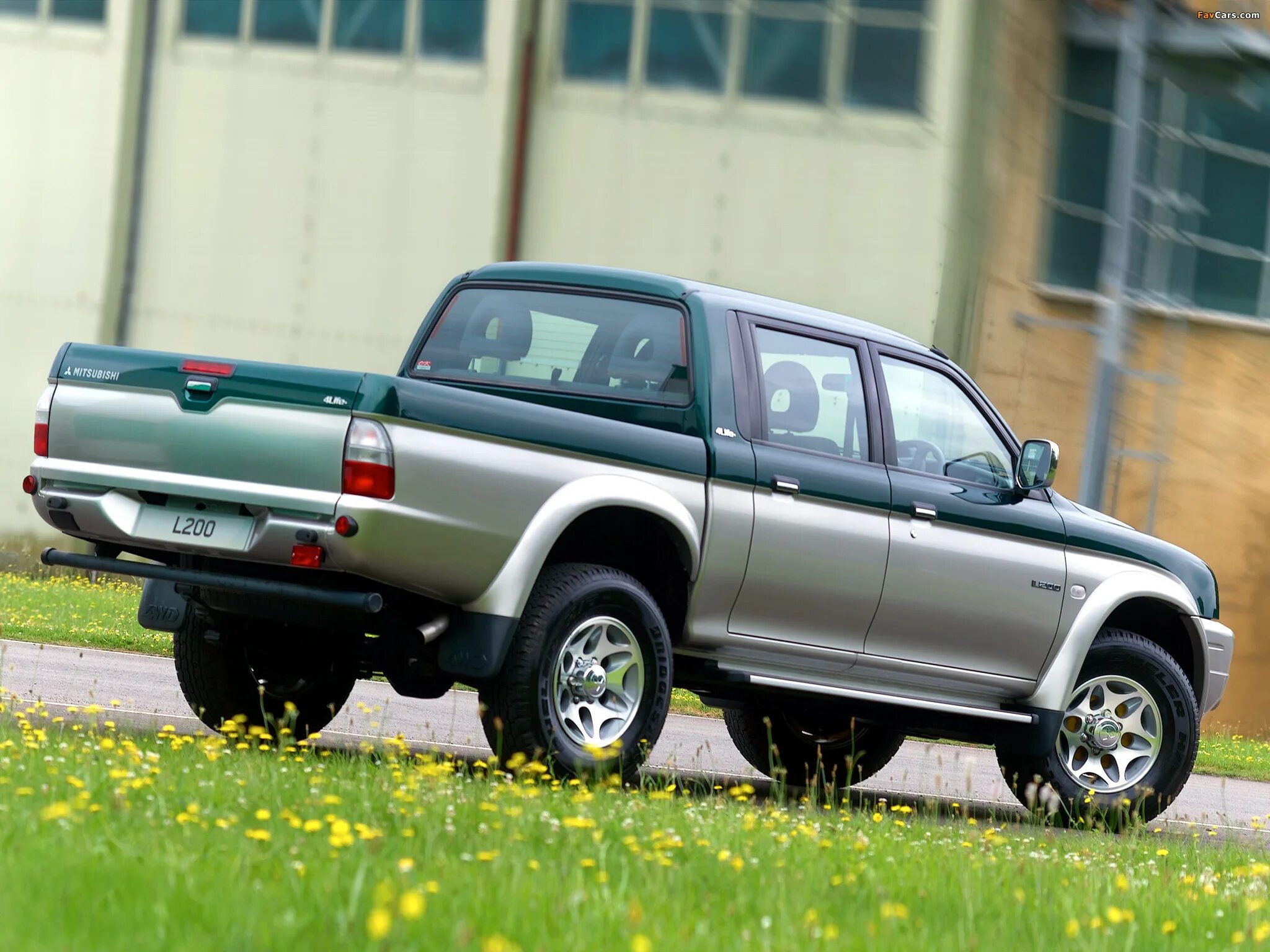 Автомобиль на л. Mitsubishi Pickup l200. Мицубиси l200 2005. Мицубиси л200 2005. Митсубиси л200 2005.