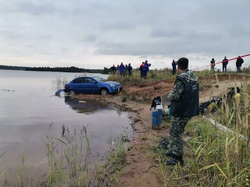 Затонувшие машины. Утопили машину. Машины утонули на рыбалке.