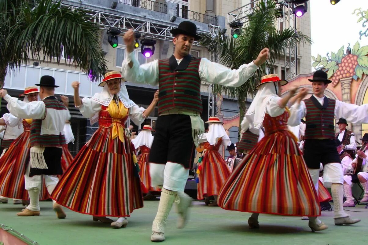 French dance. Миаули, Канари. Национальный костюм Канарских островов. Испания люди. Национальные танцы Франции.