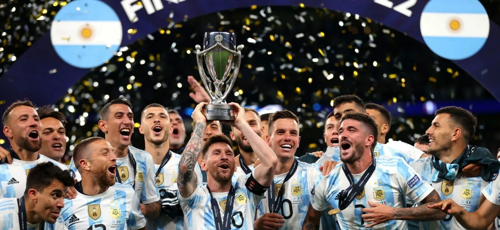 Сколько раз становилась чемпионом сборная команда аргентины. Месси Аргентина 2022 с Кубком. Месси сборная Аргентины 2022. Аргентина победа Месси 2022. Месси победитель finalissima 2022.