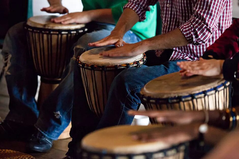 Барабан играть музыка. Там там джембе. Музыкальный инструмент Африки джембе. Балабанчук джембе. Африканский барабан джембе.