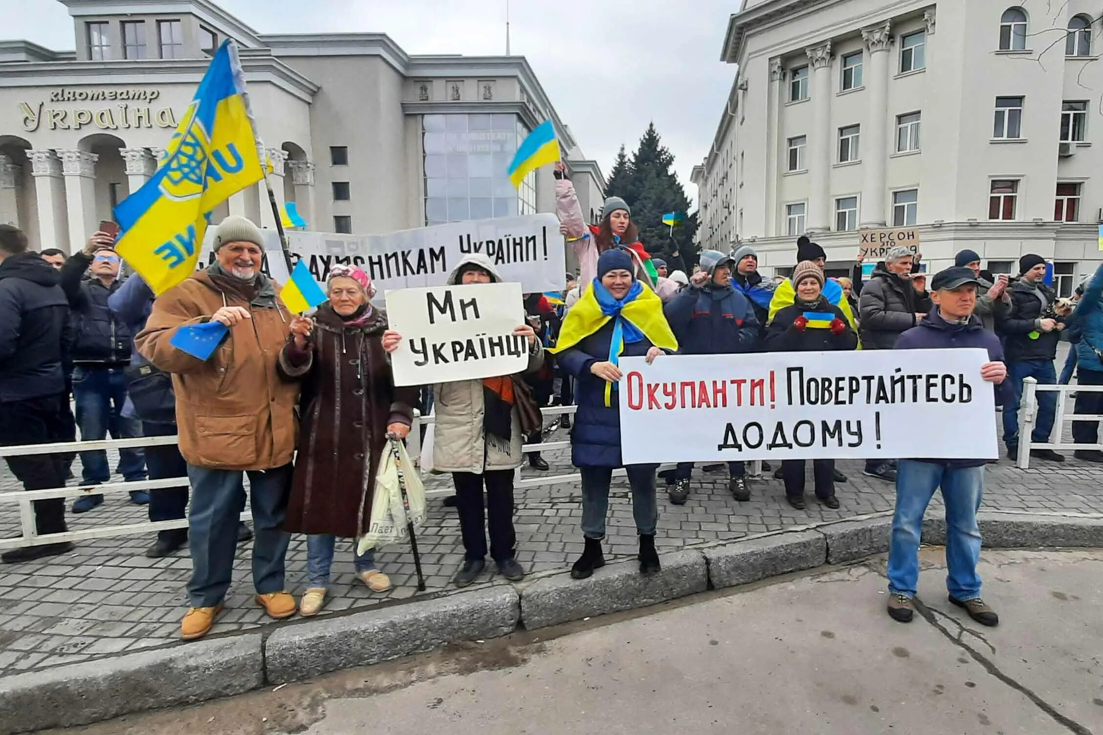 Украинцы. Украина люди. Украинцы с флагом. Украинцы против России.