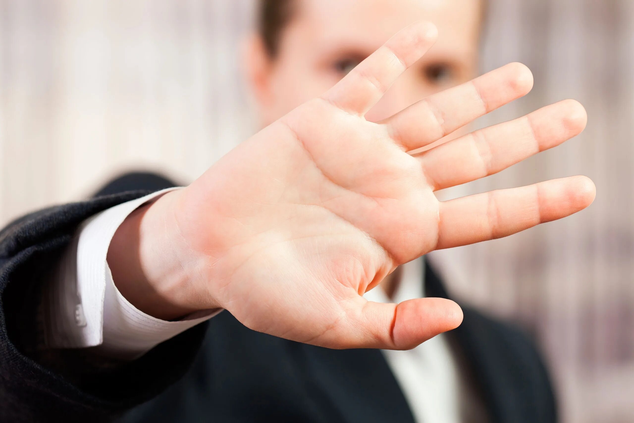 Девушка закрыла глаза. Человек закрывает глаза руками. Женщина закрывает лицо. Закрываю руки. Закрываю руки.