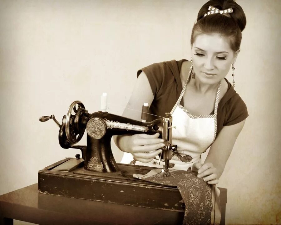 Продавец швея. Швея. швейная фотосессия. швея ретро. красивая портниха.