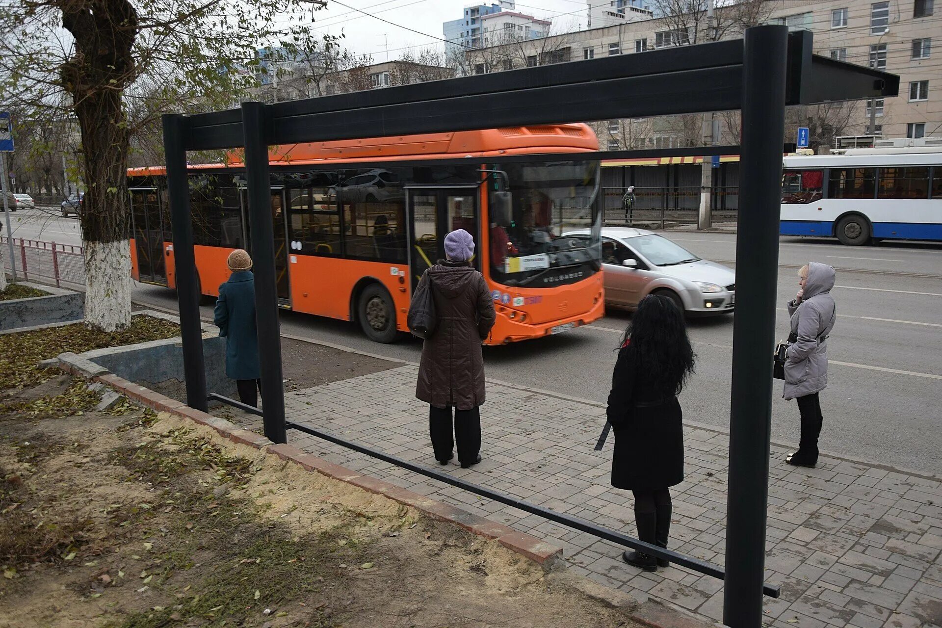 21 автобус волгоград остановки. ОСТ ЦПКИО Волгоград. Автобусная остановка. Электробус на остановке. Остановки общественного транспорта в Волгограде.