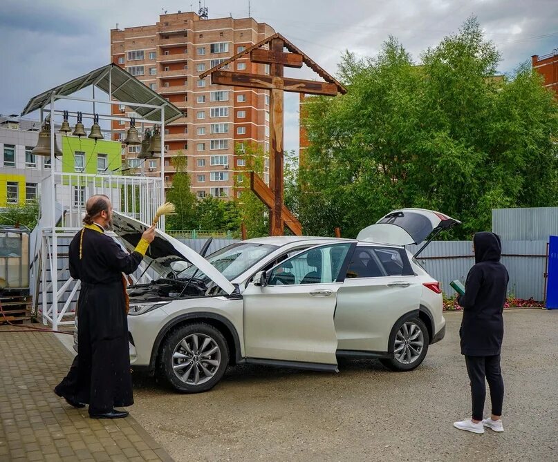 Религиозный автомобиль. Освятить авто. Машина церковь. Машина возле церкви. Освятить авто.