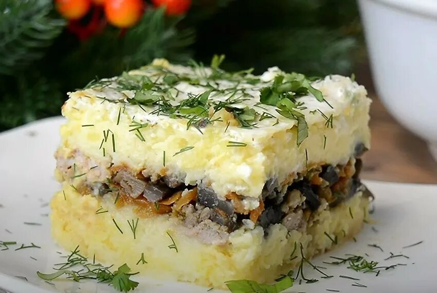 Запеканка с фаршем грибами и картошкой. Капустная запеканка с фаршем. Запеканка картофельная с мясом в духовке. Картофельная запеканка с фаршем и грибами. Запеканка с грибами и картофелем.