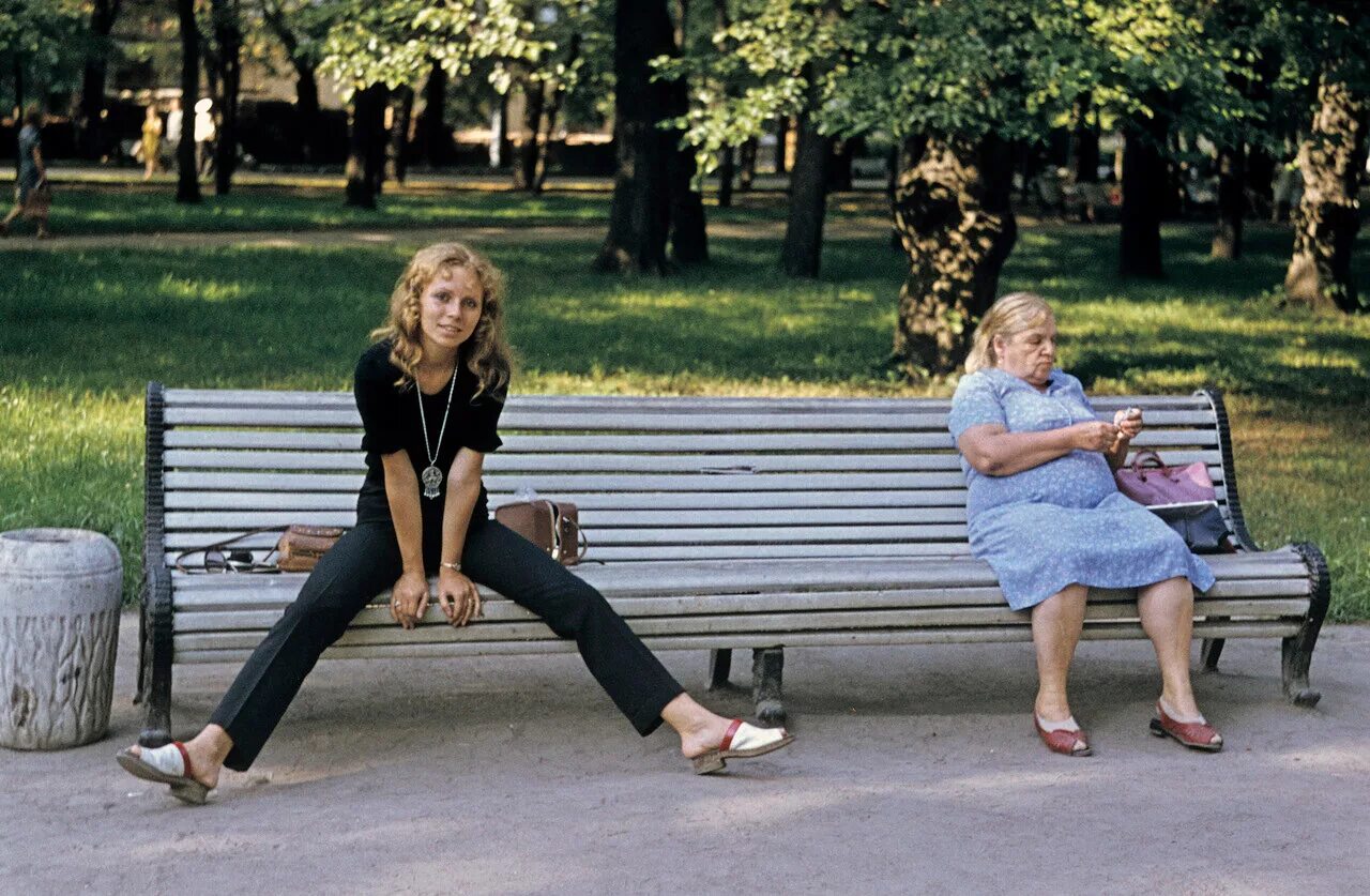 Ленинград большая и толстая. Ленинград 1972. Советские девушки на улицах. Советские женщины на скамейке. Советская скамейка.