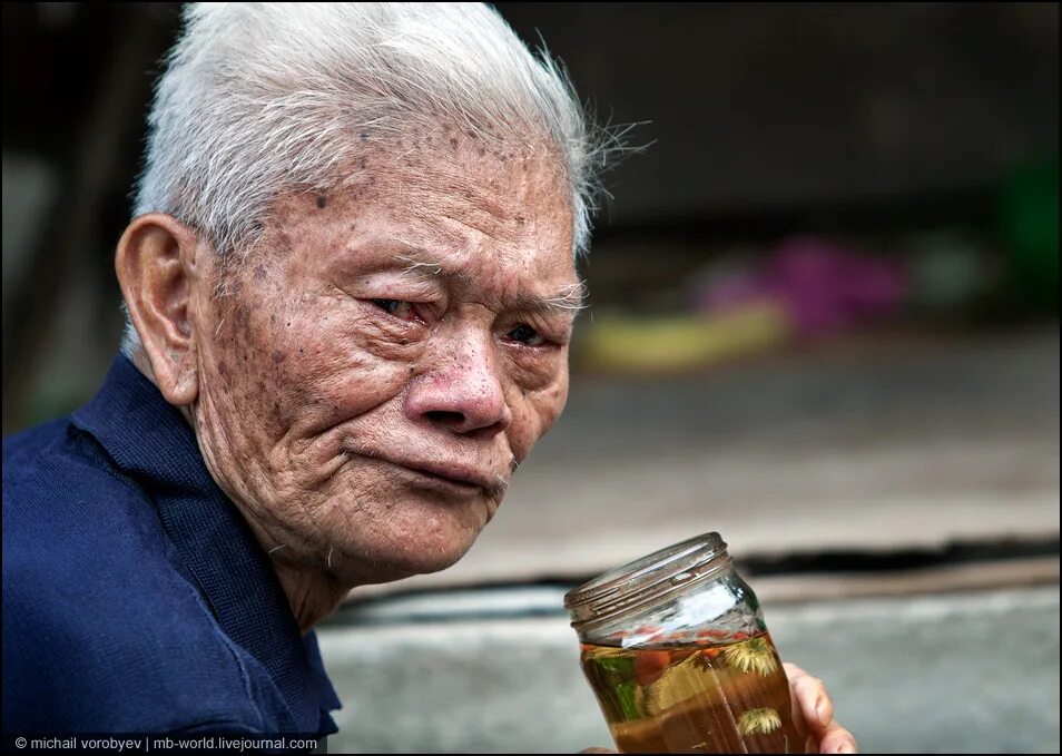 Пожилой китаец. Старый китайский. Пьющие китайцы. Пожилая китаянка с чаем.