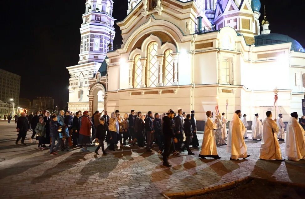 Можно ли в церковь в капюшоне. Храм в Омске с Пасхой. Богослужение на Пасху Омск.