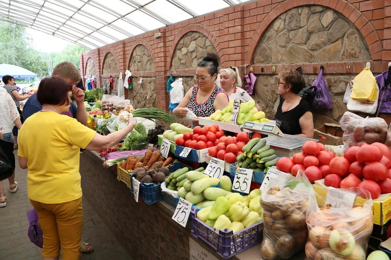 Где купить волгодонске. Центральный рынок Волгодонск. Городской рынок. Торговля овощами с огорода. Дачная продукция овощи.