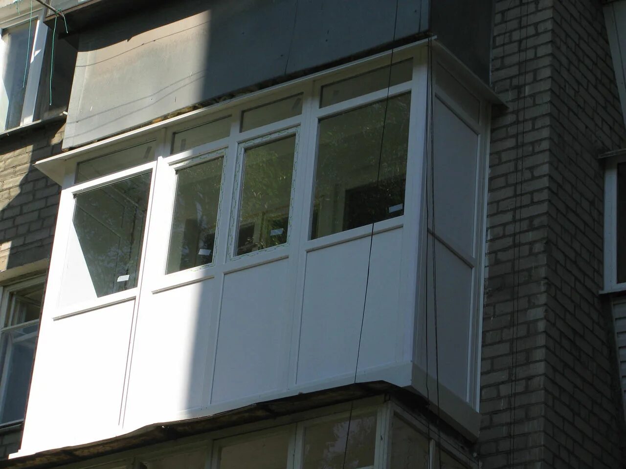 Балкон веко. Пластиковый балкон. Остекление балконов ПВХ. Остекление балкона с улицы. Балкон снаружи.