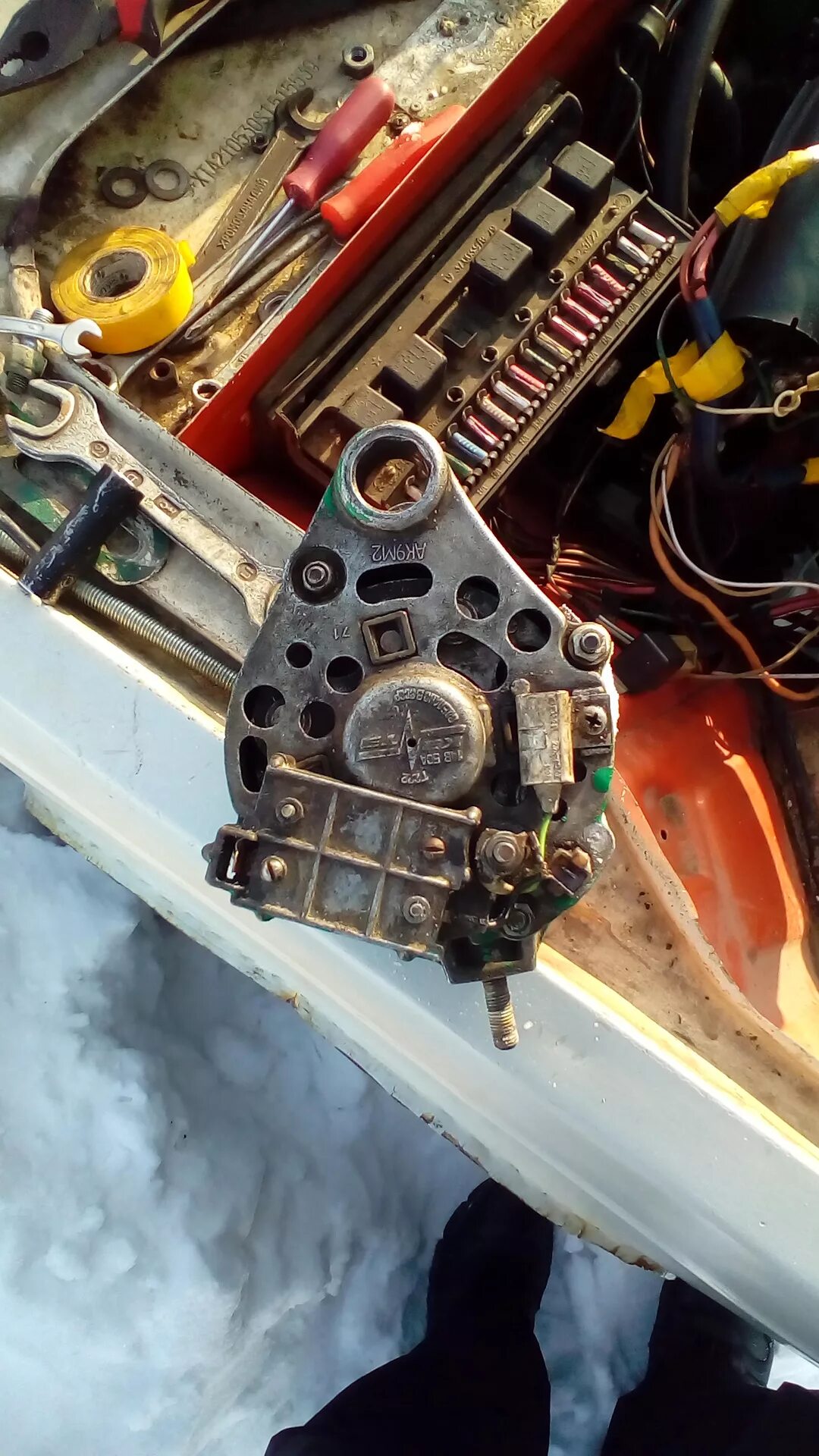 Аккумулятор ваз 2105. Акб ваз 2105. Проводка генераторная 2105. Площадка акб ваз 2104. Аккумулятор на ваз 21 14.