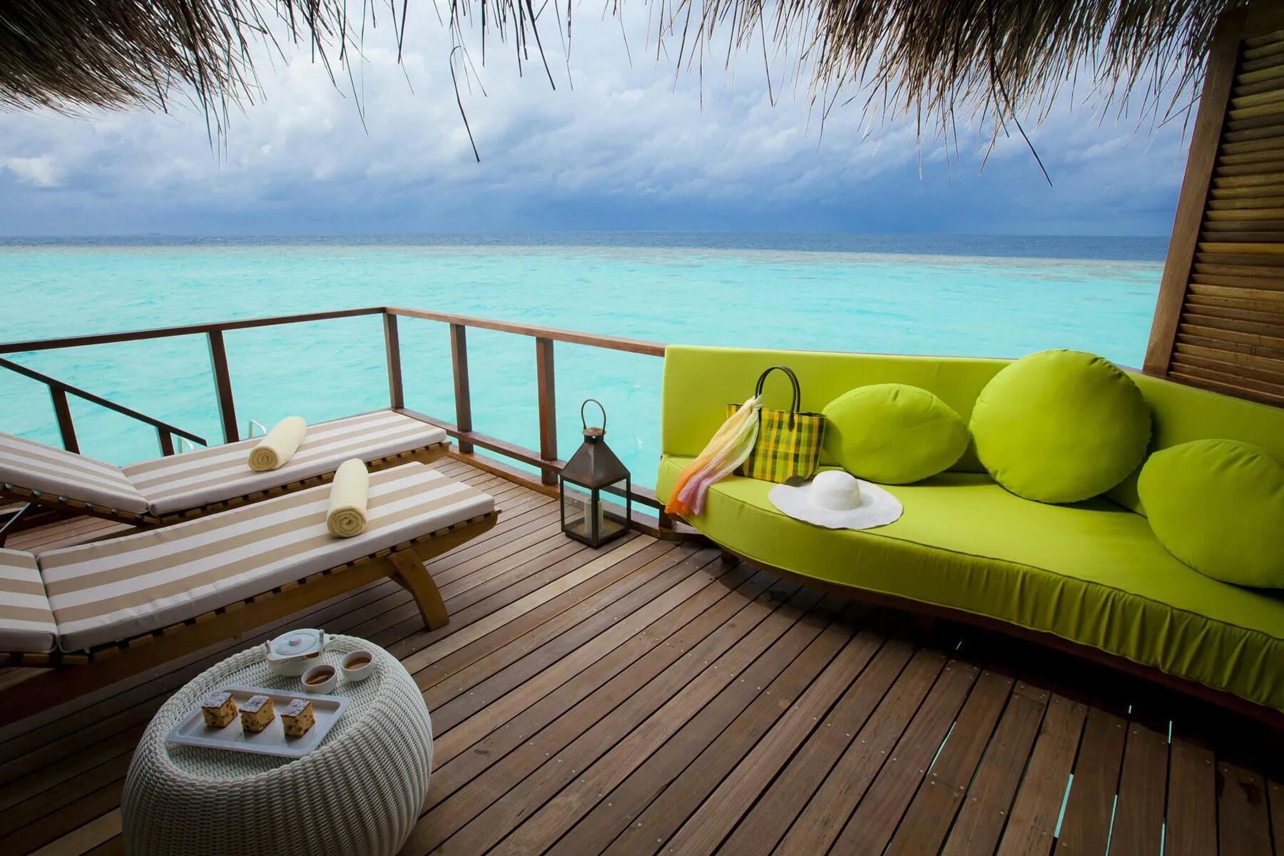 Maafushivaru Maldives 4*. Outrigger Maldives Maafushivaru Resort 4*. Красивый пляж с лежаками. Лежак на пляже. Place to relax