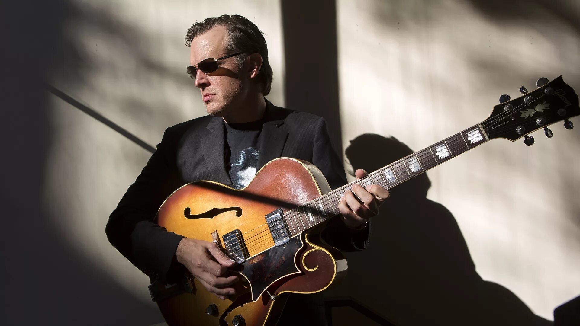 Джо бонамасса гитарист. Dust bowl джо бонамасса. Джо бонамасса концерты. Joe bonamassa фото. Joe bonamassa фото.