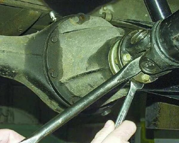 Редуктор ваз 21213 задний. Хвостовик задний редуктор ваз 2106. Крепление заднего моста ваз 2106 болты. Неисправность редуктора заднего моста симптомы. Крепление заднего моста ваз 2106 болты.