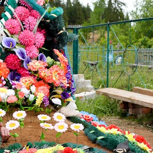 Похоронные цветы. Венки из живых цветов на кладбище. Композиция на кладбище венков. Цветы на кладбище венок. Ритуальные венки флоритус.