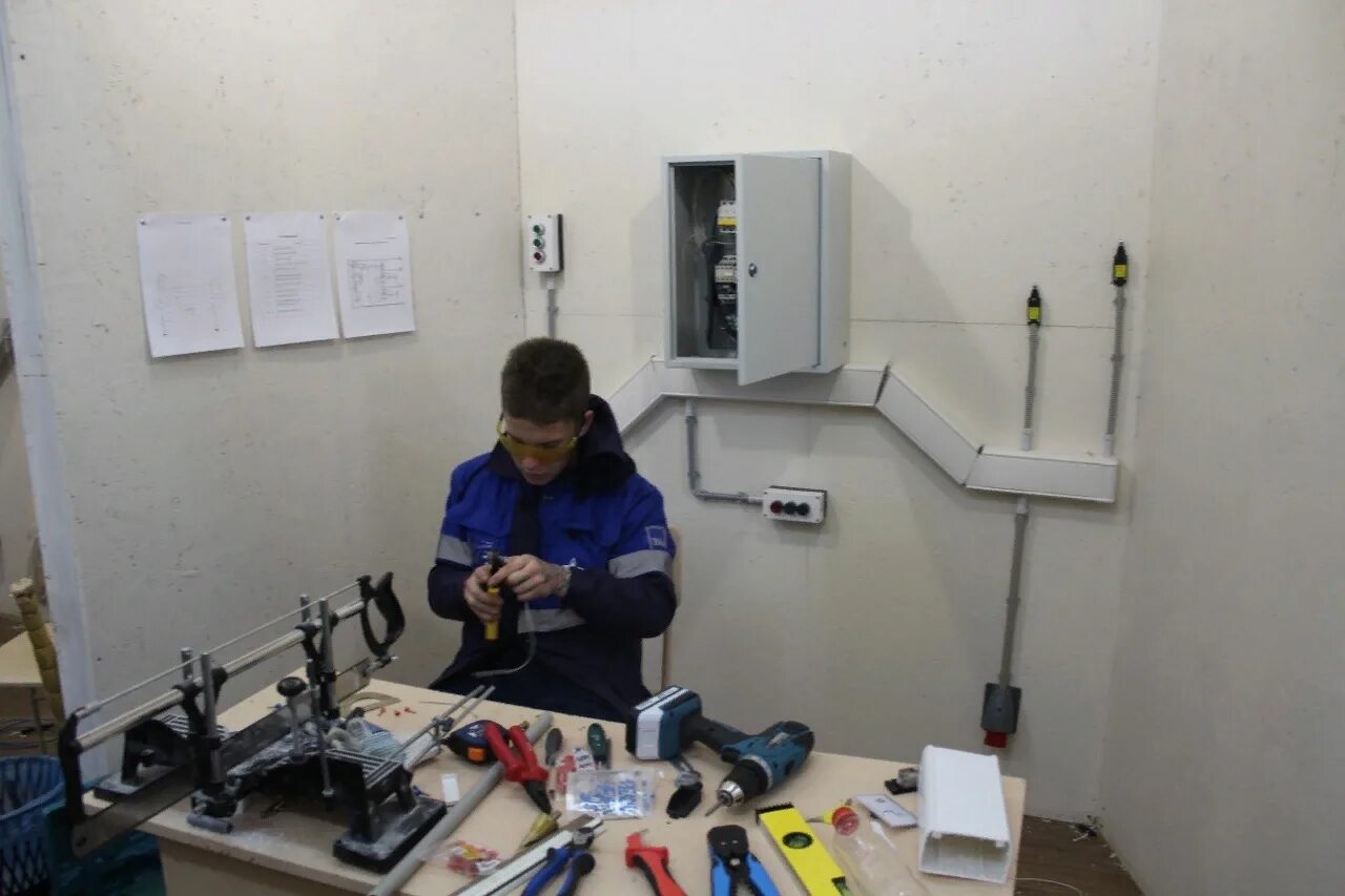 Электромонтаж в доу компетенция. WORLDSKILLS отборочные электромонтаж. Соревнования по электромонтажу. WORLDSKILLS компетенция электромонтаж. Модуль программирования WORLDSKILLS электромонтаж.