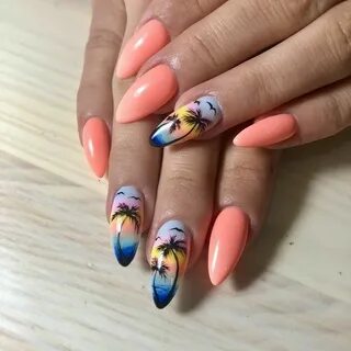 Яркие ногти на море