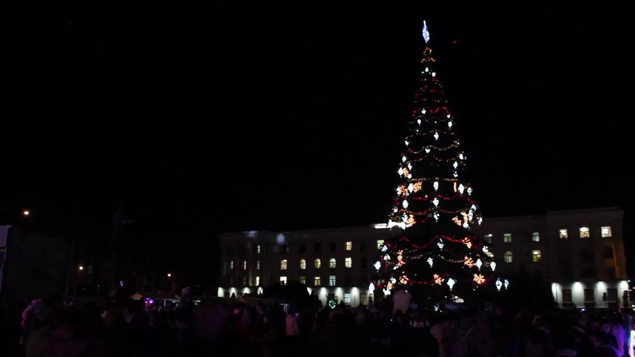 Аэропорт симферополь елка. Елка в меганоме симферополь. Центральная елка симферополь 2022. Главная елка симферополя 2021. Елка в меганоме симферополь.