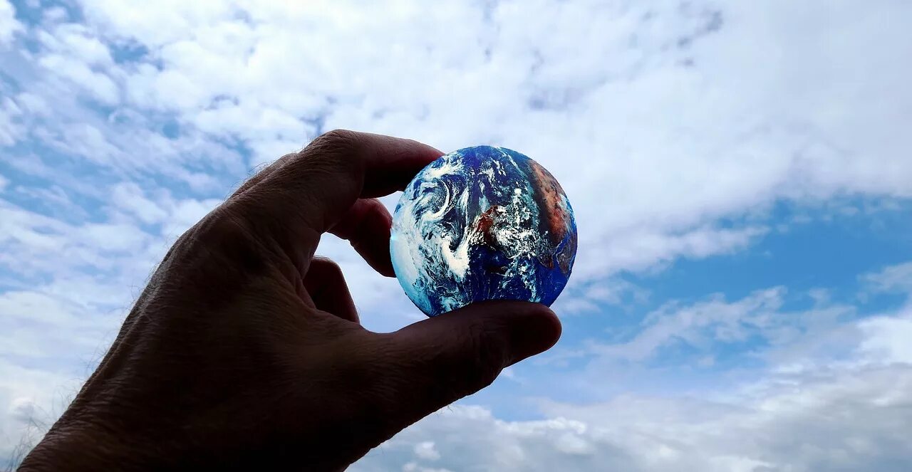 Земной шар обладает отрицательным. Голубая Планета земля. Земной шар. Земля шар. Земной шар Эстетика.