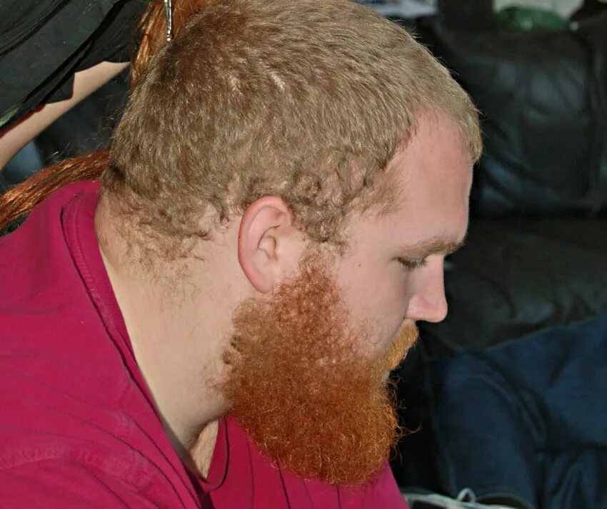 Бородатый майкл фассбендер. Рыжая борода у мужчин. Почему растет рыжая борода. Бородатый злодей. Рыжий бородатый.