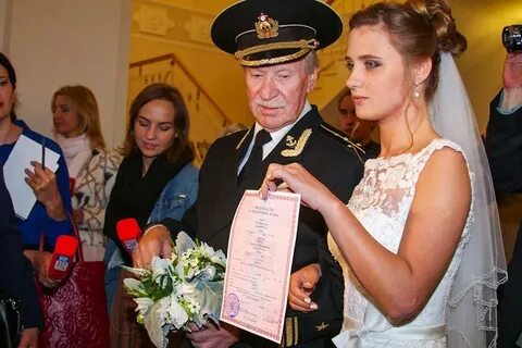 Старый женился на молодой