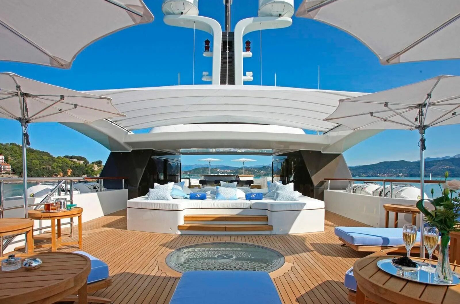 Kaiyi luxury. Мега яхта Аполлон. Яхта Luxury Yacht. Galeon 650 Skydeck. Яхта Benetti 105.