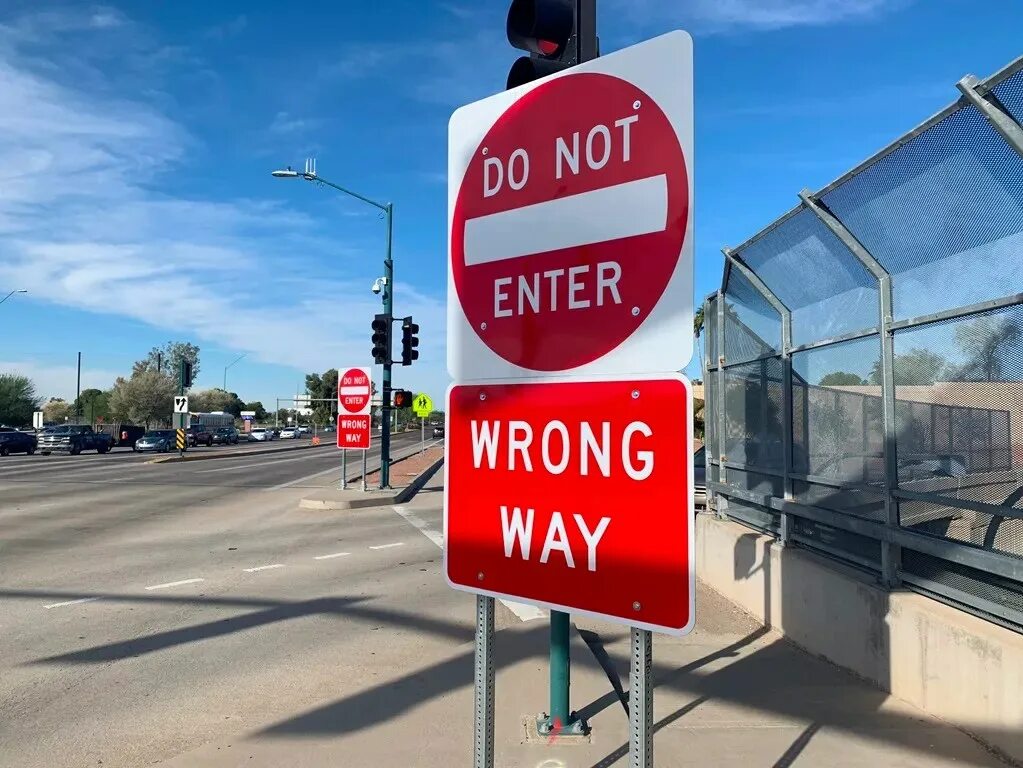 Way sign. Wrong way. Wrong way знак. April wrong way. Freeway Аризона.