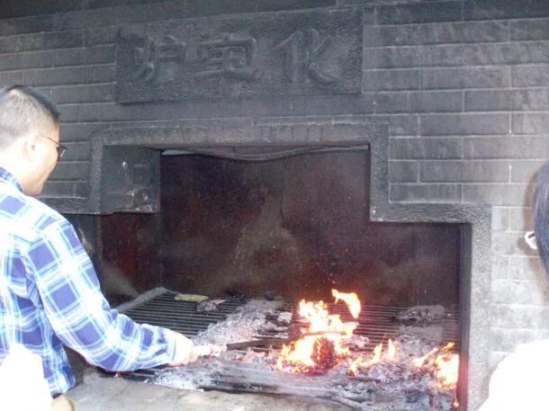 Девушка печет. Человек возле печи. Как девки сожгли парня в печке рассказ. Горящая бумага в камине. Топка.