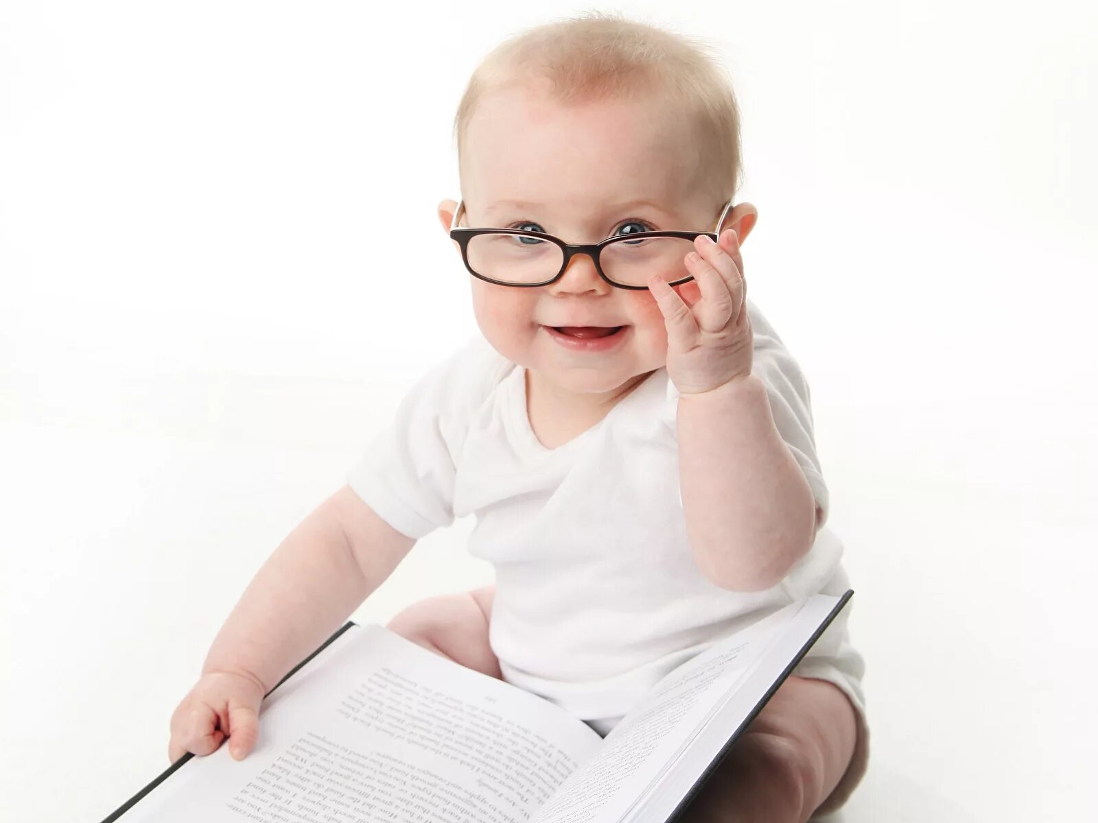 Умные картинки. Дети в очках. Малыш в очках. Маленькие дети в очках. Книжки для детей.