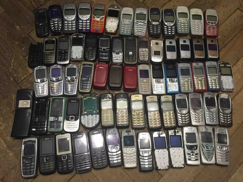 Покупают старые телефоны. Старые мобильные телефоны. Старинные Сотовые телефоны. Старые марки мобильных телефонов. Раритетные нокиа.