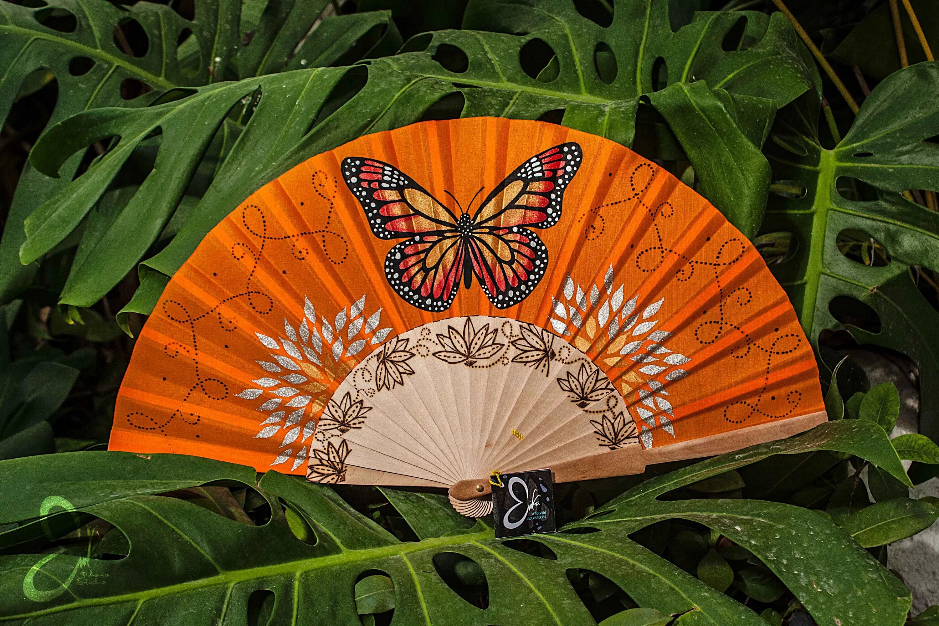 Веер iris green 1050. Веер складной деревянный. Опахало 4. Японский веер из бумаги. Япония вейер.