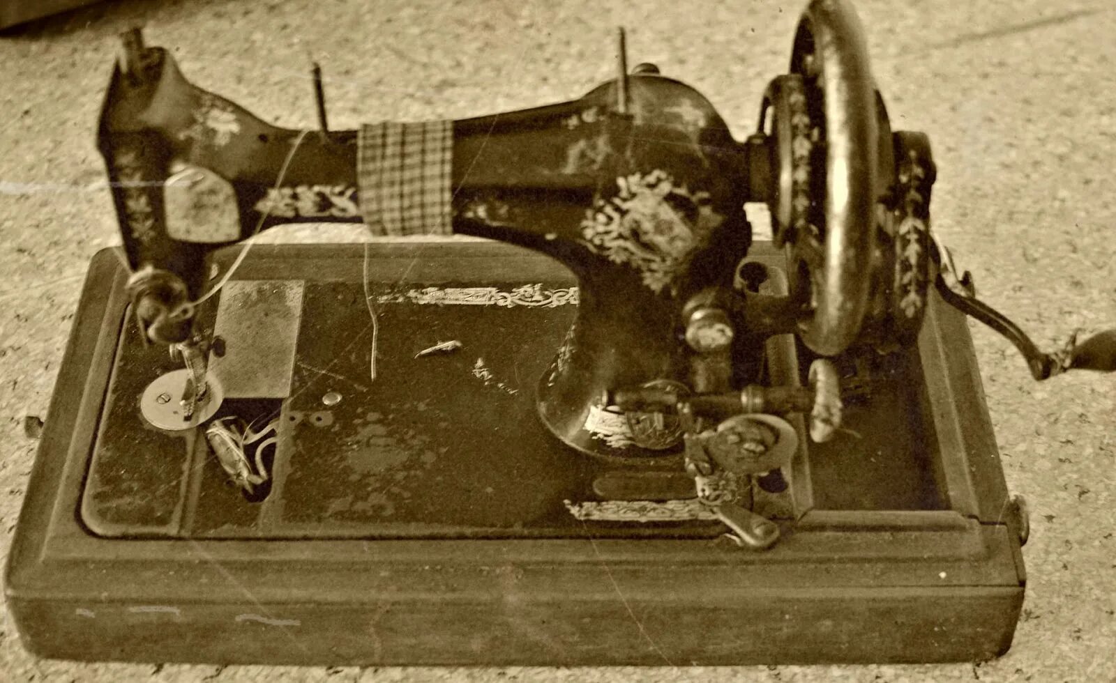 Швейная машинка Калинина ПМЗ. Зингер 1902 год. Зингер 143 а машинка. Швейная машинка Зингер 1907 года. Как определить машинку зингер