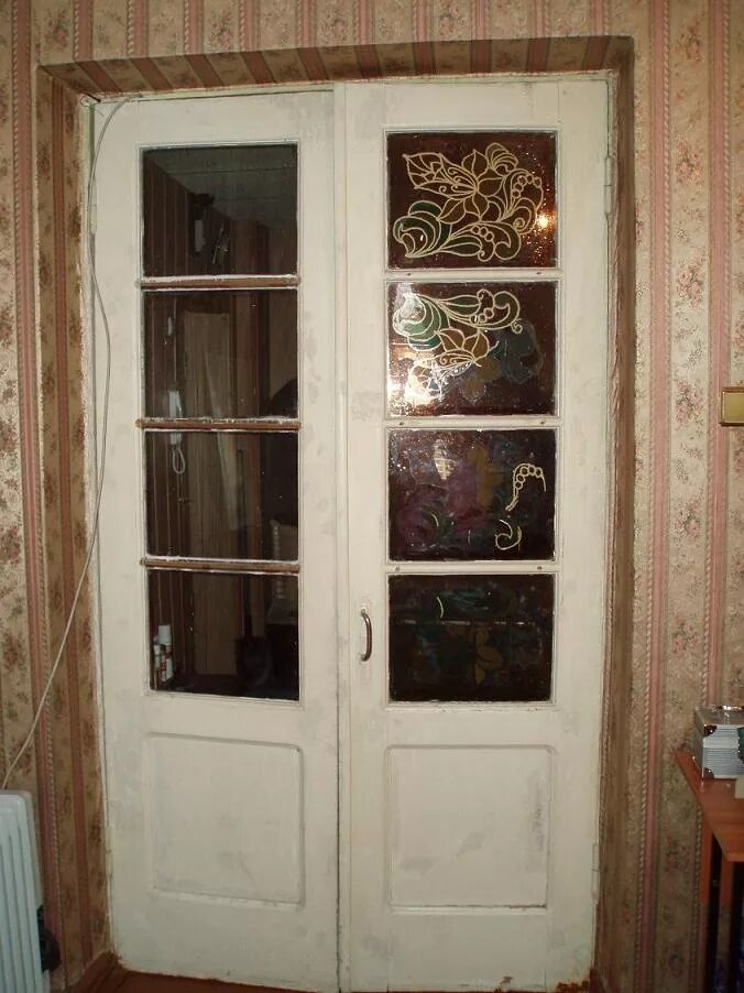 Старые межкомнатные двери. Старая дверь со стеклом. Советские деревянные двери. Старые советские двери межкомнатные.