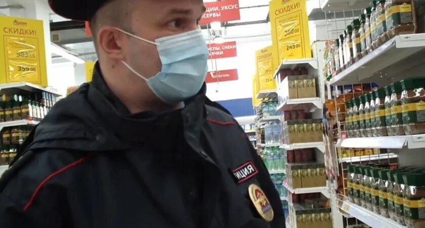 Штраф магазинам. Штраф магазинам. Штраф магазинам. Пятерочка валдай. Продавец в маске.