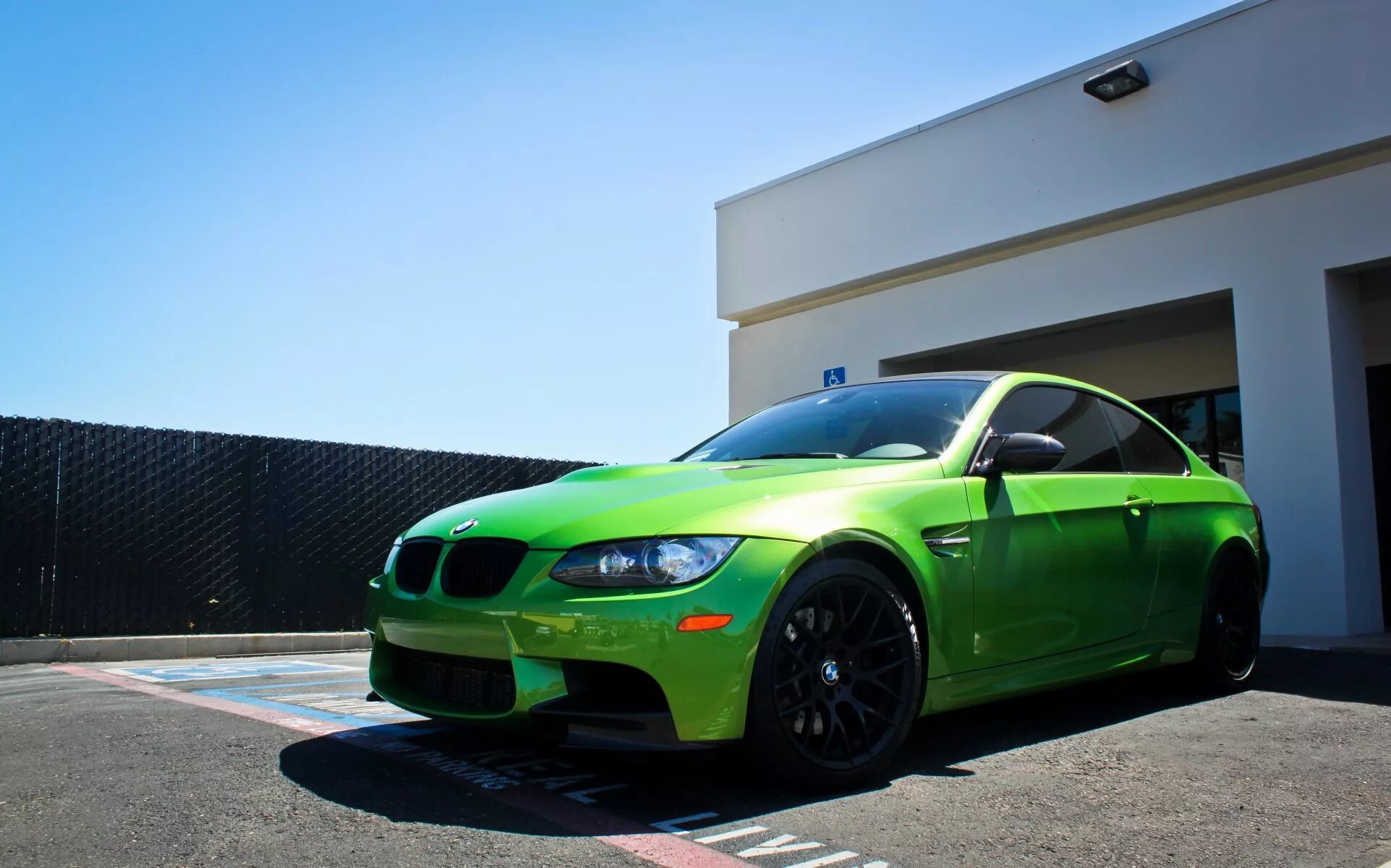 Зеленая машина фото. BMW e92 зеленая. BMW e92 салатовая. BMW m3 e92 зеленая. БМВ м5 зеленая.