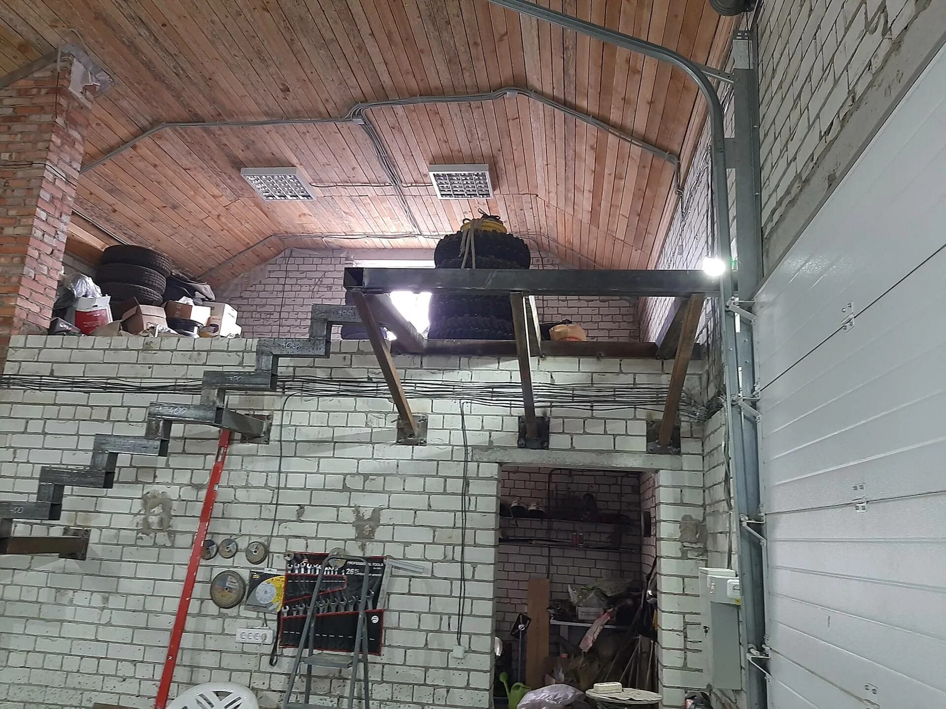 Гараж с мансардным этажом. Второй ярус в гараже. Как построить 2 гараж. Второй этаж в гараже. Как построить 2 гараж.