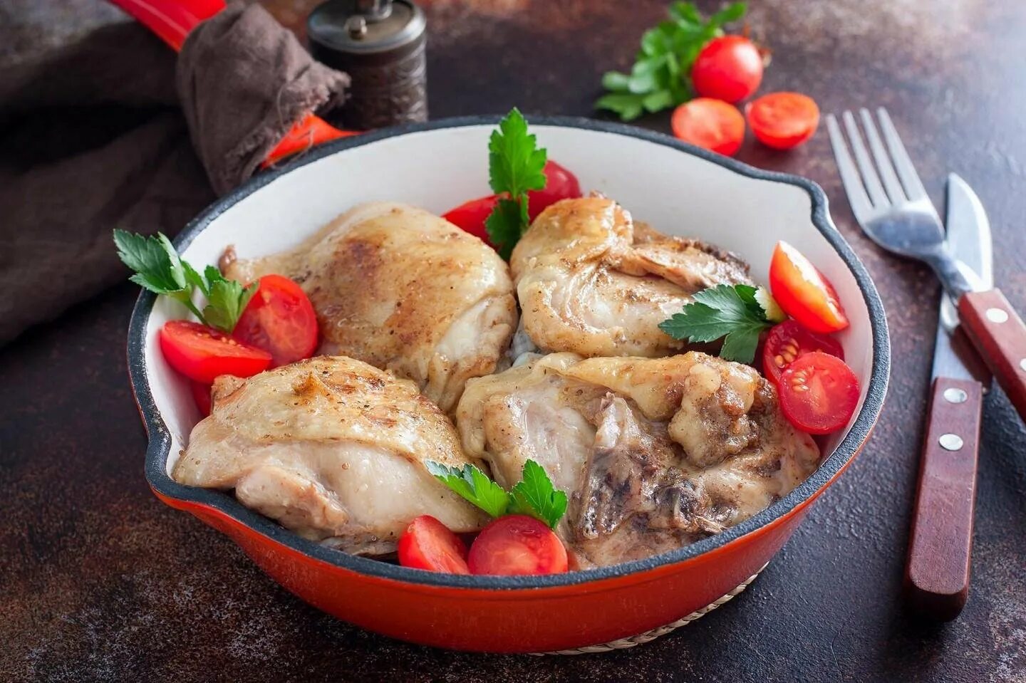 Как пожарить филе бедра. Жареная курица бедрышки. бедрышки чкмерули. бедро куриное. жареные куриные бедра на сковороде.