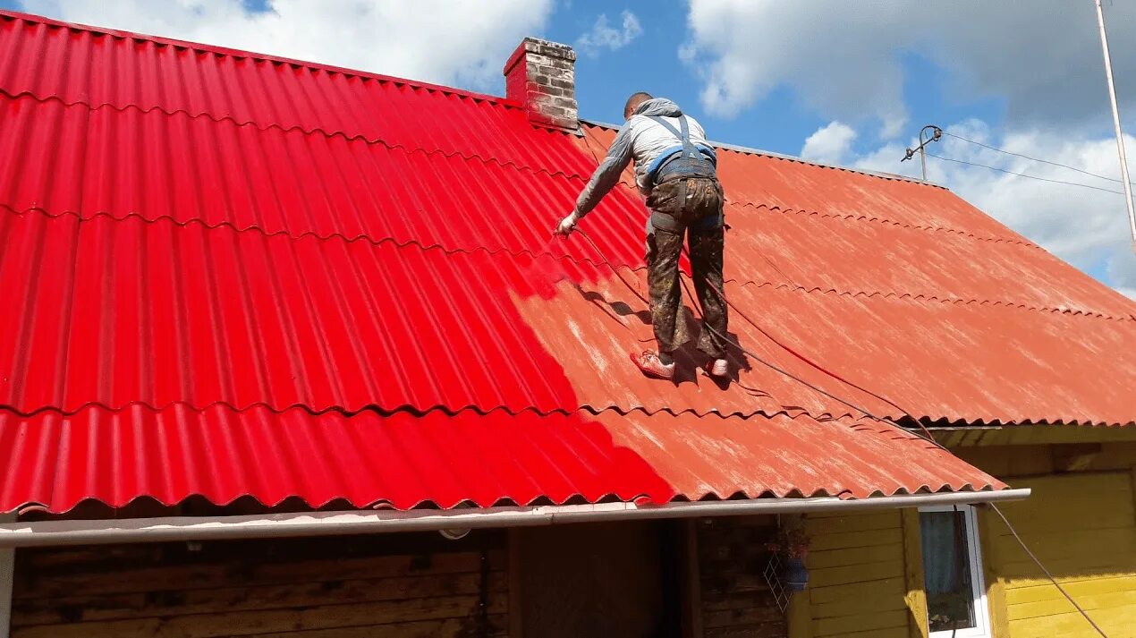 окраска крыши. покраска кровли. красим крышу дома. шифер на крыше. красим крышу дома.