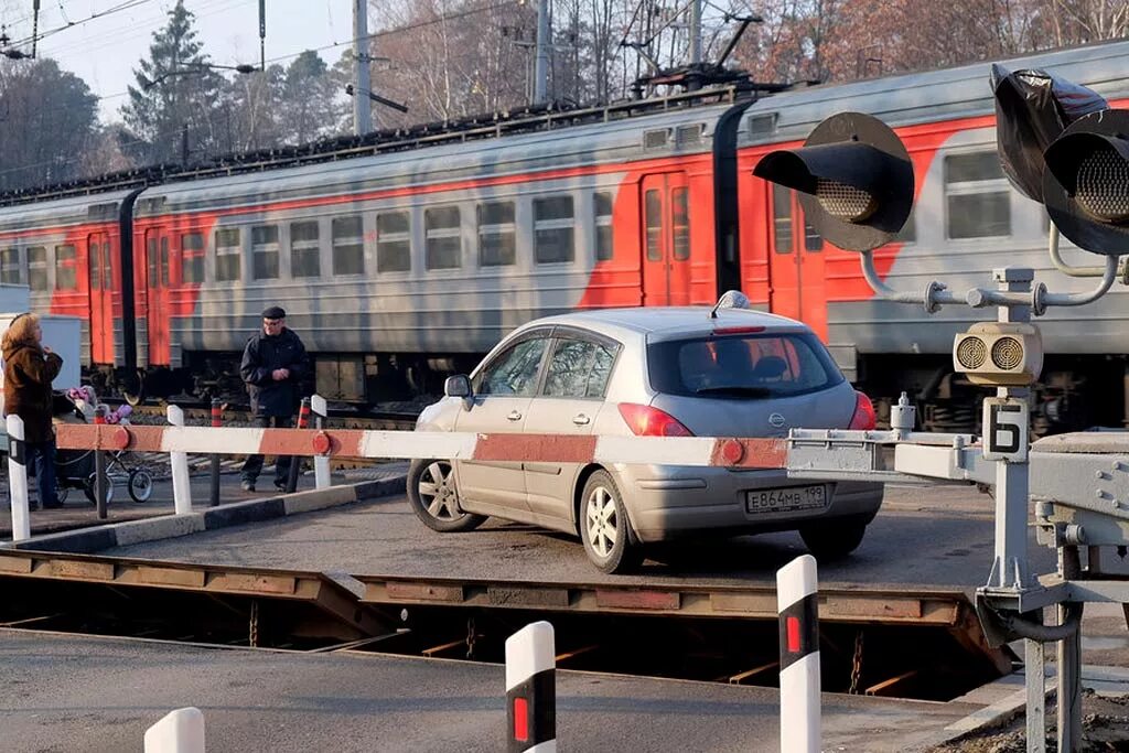 Нарушения правил железнодорожного движения. Железнодорожный переезд. ЖД переезд. Шлагбаум Железнодорожный. Шлагбаум на железной дороге.