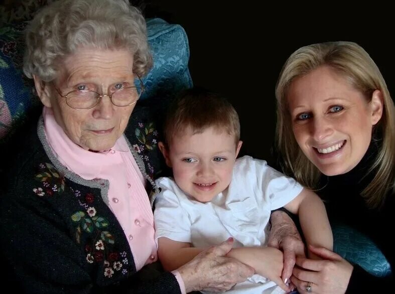 Пожилые и дети. Одиночество пожилых. Бабушка плачет. Бабка сыном. Семья мама и бабушка.